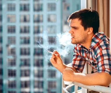 Voisins allumés par la clope