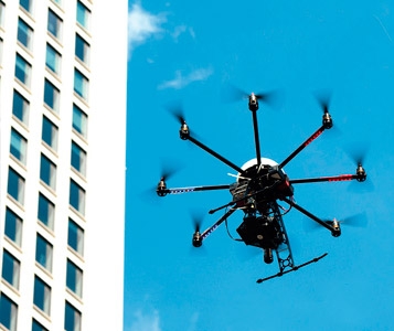 Les drones bourdonnent dans le ciel suisse