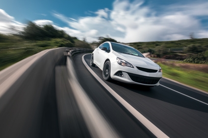 La voiture revient de moins en moins cher