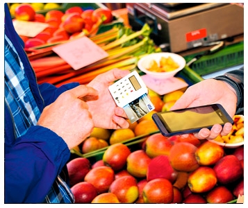 Payer avec sa carte au marché