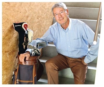 Assommé par le poids de ses clubs de golf