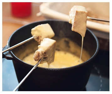 Une fondue et de l’eau