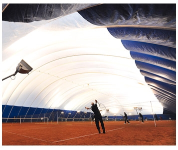 Jouer au tennis à l’abri du vent