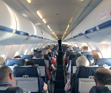 Serrez les jambes dans l’avion!