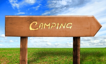 Camper sans tente au bord de l'eau