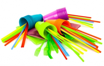 La vaisselle en plastique, un plat qui se mange froid