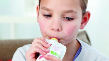 12 compotes de fruits en sachet: Bombes caloriques pour les enfants