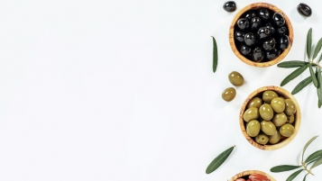 Olives noires et olives vertes: Mieux vaut éviter les olives noircies artificiellement