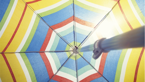 12 parasols: le nez au vent, leur résistance s’envole