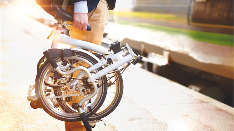 En train, le vélo sous le bras